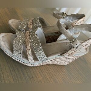 Worn once - memory foam sandal size 9, super soft!